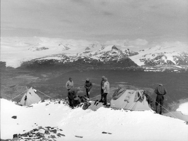 Patagonia cilena - Provincia di Ultima Esperanza - Ande patagoniche - Massiccio del Paine - Paine principale - Campo 2? - Uomini - Monzino, Guido - Pellissier, Camillo - Pession, Pacifico - Pession, Pierino