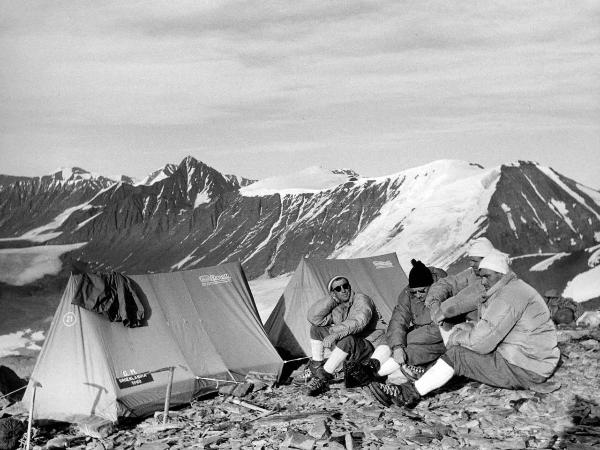 Ritratto di gruppo - Alpinisti - Bich, Jean - Carrel, Leonardo - Monzino, Guido - Pession, Pierino - Groenlandia occidentale - Nord dell'Oceano Atlantico - Penisola di Akuliaruseq - Montagne - Snepyramiden - Campo 1 - Tende