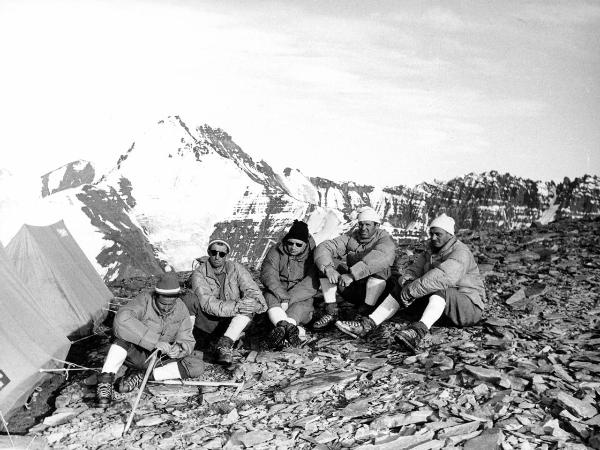 Ritratto di gruppo - Alpinisti - Bich, Jean - Carrel, Antonio - Carrel, Leonardo - Monzino, Guido - Pession, Pierino - Groenlandia occidentale - Nord dell'Oceano Atlantico - Penisola di Akuliaruseq - Montagne - Snepyramiden - Campo 1 - Tende