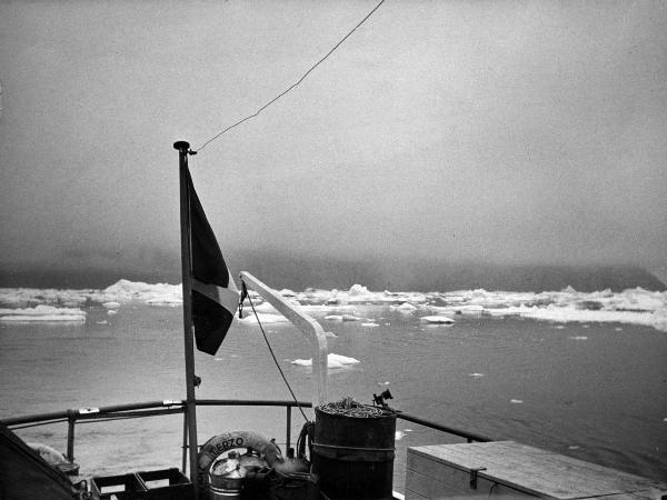 Groenlandia occidentale - Nord dell'Oceano Atlantico - Baia di Baffin - Icebergs - Particolare di imbarcazione