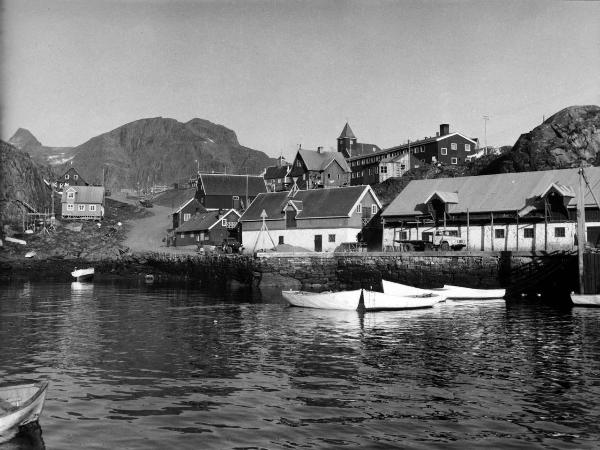 Groenlandia occidentale - Nord dell'Oceano Atlantico - Baia di Baffin - Comune di Qaasuitsup - Villaggio - Uummannaq - Porto - Barche - Case