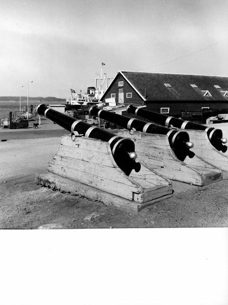 Groenlandia occidentale - Nord dell'Oceano Atlantico - Baia di Baffin - Comune di Qaasuitsup - Villaggio - Uummannaq - Cannoni