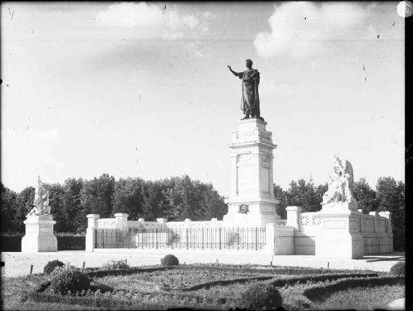 Mantova - Piazza Virgiliana - Monumento a Virgilio