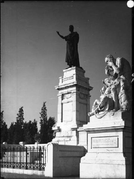 Mantova - Piazza Virgiliana - Monumento a Virgilio