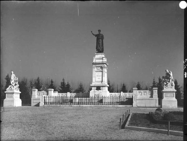 Mantova - Piazza Virgiliana - Monumento a Virgilio