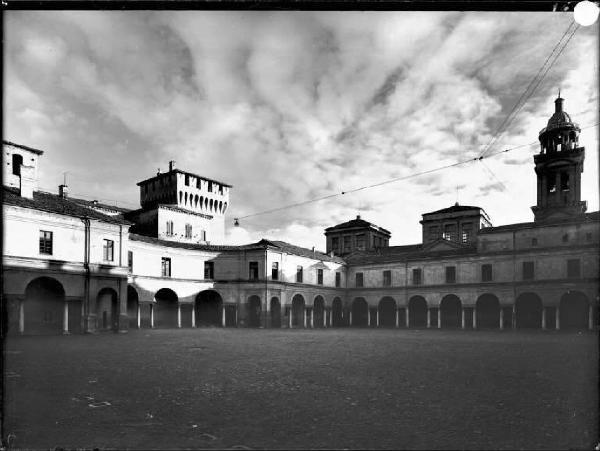 Mantova - Piazza Castello