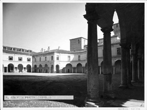 Mantova - Piazza Castello