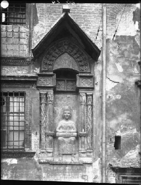 Mantova - Palazzo del Podestà - Monumento a Virgilio