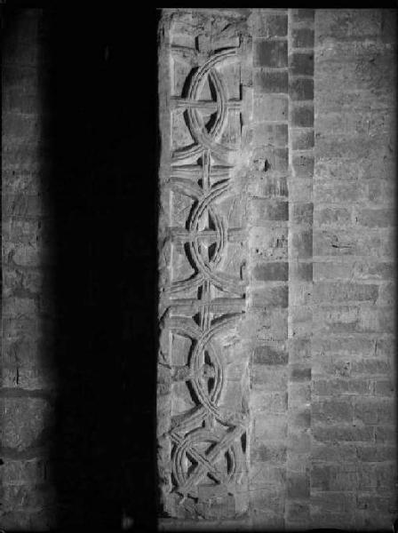 Scultura - Lesena murata nella galleria superiore - Mantova - Rotonda di S. Lorenzo