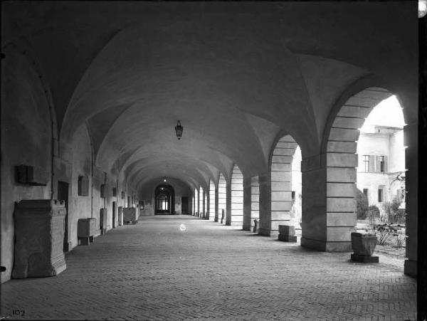 Mantova - Palazzo Ducale - Porticato del cortile d'onore