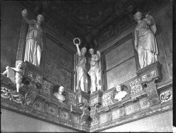 Mantova - Palazzo Ducale - Appartamento Grande di Castello - Sala dei Marchesi - Busti e figure allegoriche