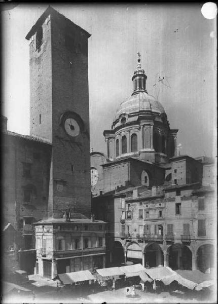 Mantova - Piazza Broletto - Torre del Comune - Cupola della Basilica di S. Andrea