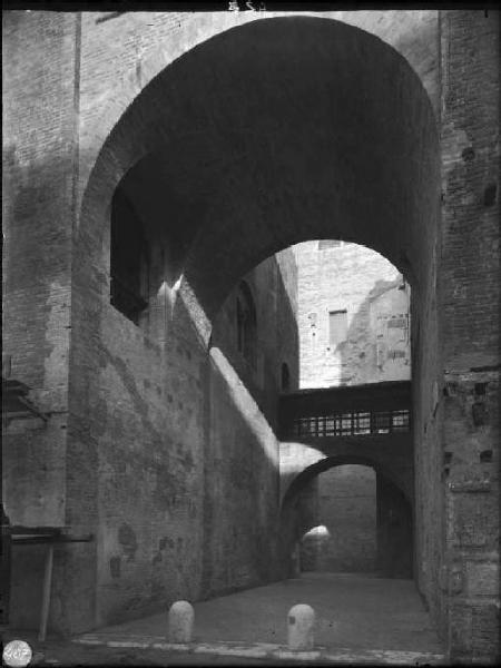 Mantova - Palazzo della Ragione - Palazzo del Podestà - Loggetta sul cortile