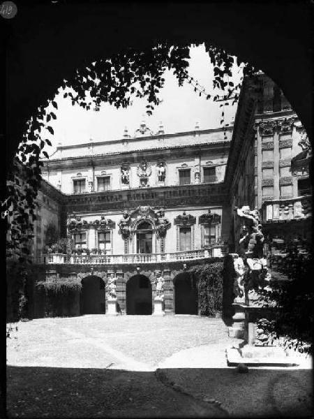 Mantova - Palazzo Sordi - Cortile