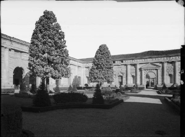 Mantova - Palazzo Te - Cortile d'onore - Facciate nord ed est