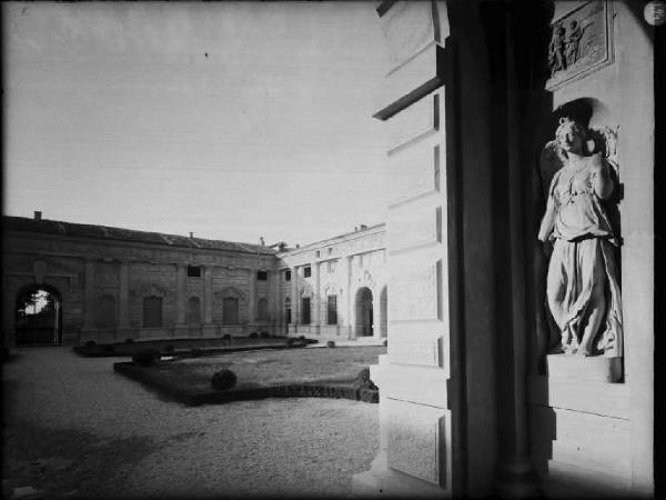 Mantova - Palazzo Te - Ingresso al cortile d'onore dalla loggia di David