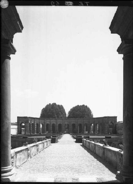 Mantova - Palazzo Te - Ingresso al giardino dalla loggia di David