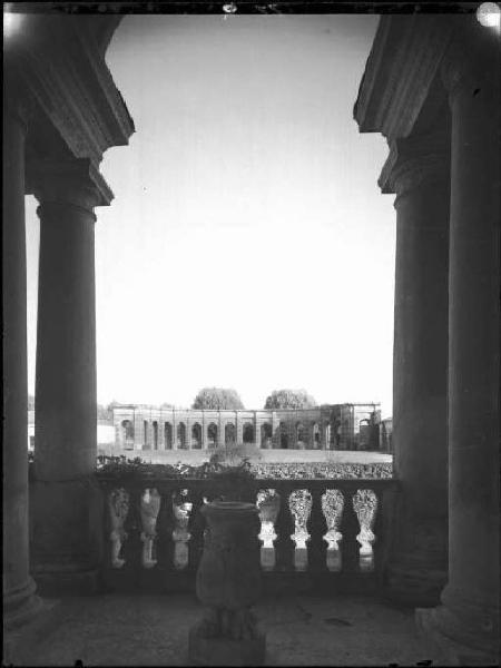 Mantova - Palazzo Te - Il giardino visto dalla loggia di David