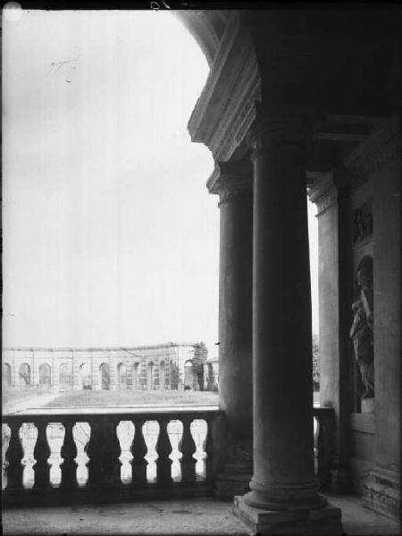 Mantova - Palazzo Te - Il giardino visto dalla loggia di David