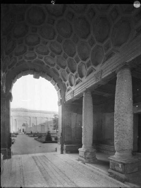 Mantova - Palazzo Te - Ingresso al cortile dall'atrio occidentale