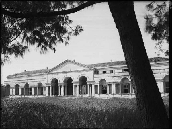 Mantova - Palazzo Te - Facciata est verso il giardino