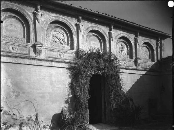 Mantova - Palazzo Te - Appartamento del giardino segreto - Ingresso alla grotta dal giardino segreto