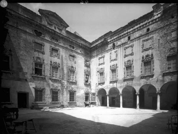 Mantova - Palazzo Valenti - Cortile