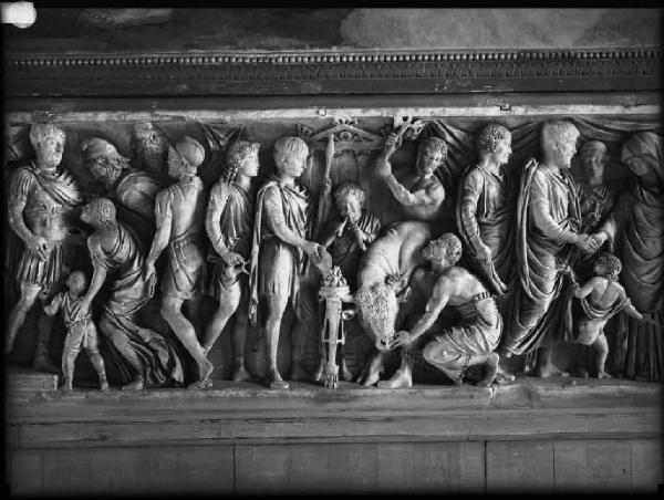 Rilievo - Scene di vita di personaggio romano - Sarcofago - Mantova - Palazzo Ducale - Corte Nuova - Appartamento di Troia - Sala di Troia