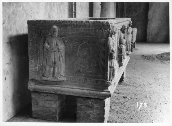 Scultura - Sarcofago del vescovo Ruffino Landi - Mantova - Castello di S. Giorgio - Cortile