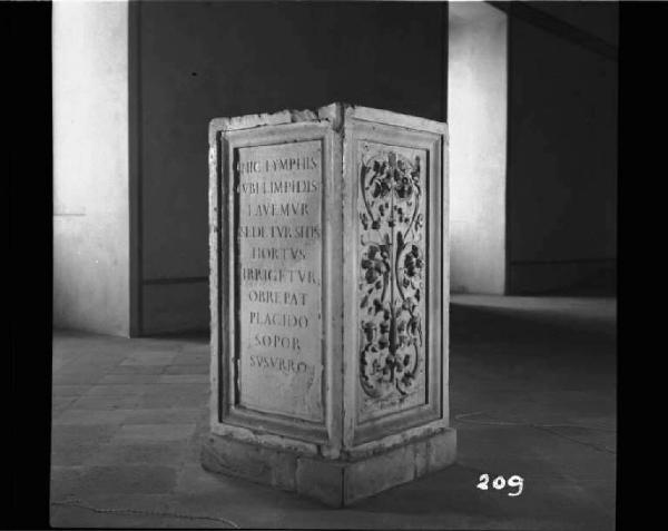 Scultura - Cippo marmoreo con decorazioni e iscrizione - Mantova - Museo di Palazzo Ducale