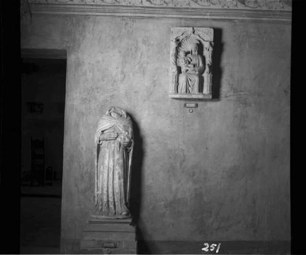 Scultura - S. domenicano - Mantova - Palazzo Ducale - Sala delle Cappe / Rilievo - Madonna col Bambino - Mantova - Palazzo Ducale - Sala delle Cappe