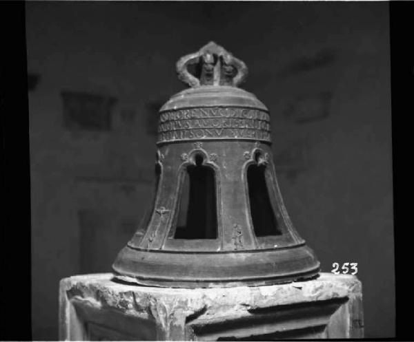 Scultura - Campana con stemma, iscrizione e figure - Mantova - Palazzo Ducale - Sala di Mezzo