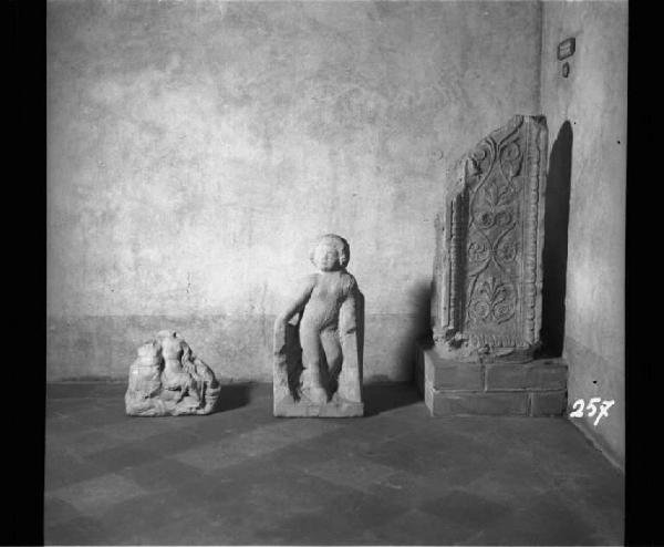 Rilievo - Fregio ornamentale con ninfa e tritone - Frammento di fregio - Mantova - Palazzo Ducale - Sala di Mezzo / Scultura - Base di pilastro - Mantova - Palazzo Ducale - Sala di Mezzo