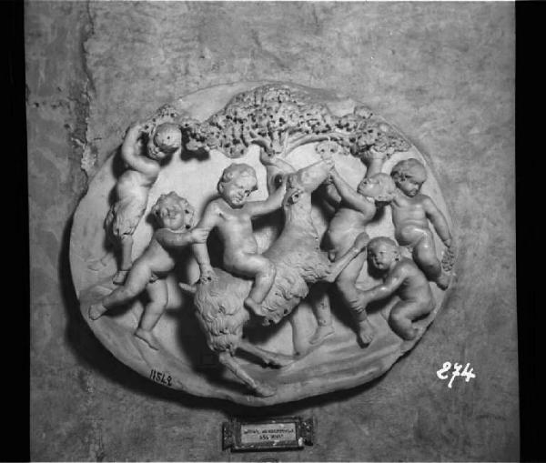 Rilievo - Capra e putti vendemmiatori - Mantova - Palazzo Ducale - Sala dei Soli