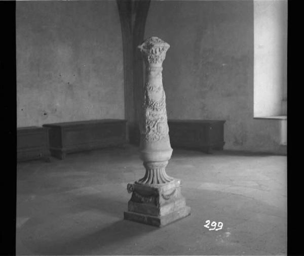 Scultura - Candelabro - Jacopo Alari Bonacolsi (attribuito) - Mantova - Palazzo Ducale - Sala delle Sigle