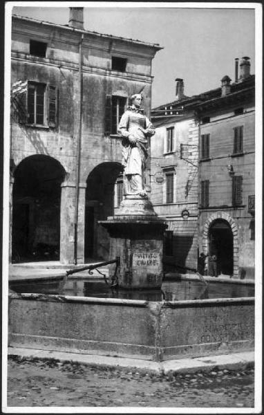 Castiglione delle Stiviere - Piazza Ugo Dallò - Statua di Domenica Calubini