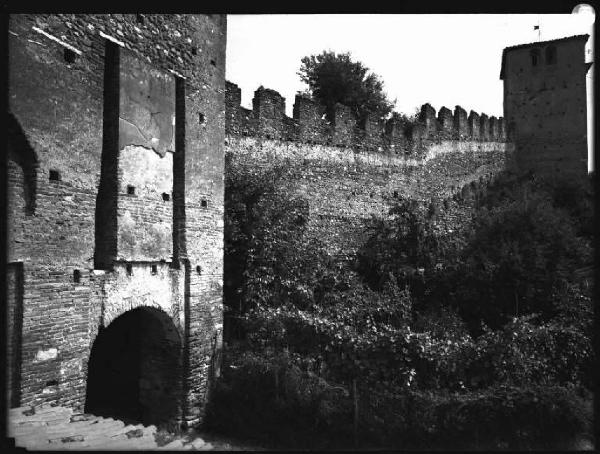 Monzambano - Castello - Mura e torri