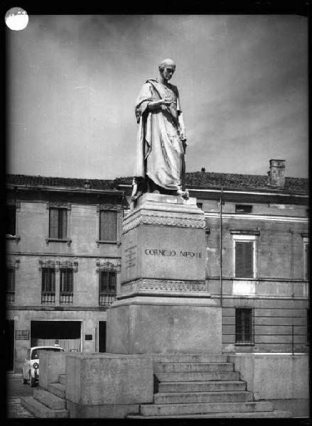 Scultura - Monumento a Cornelio Nepote - Ostiglia - Piazza Cornelio Nepote