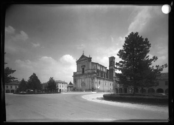 Quingentole - Piazza - Chiesa parrocchiale di S. Lorenzo