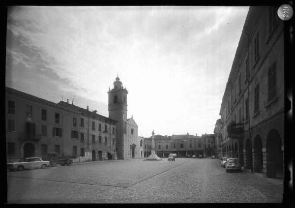 Sabbioneta - Piazza Ducale - Chiesa parrocchiale di S. Maria Assunta