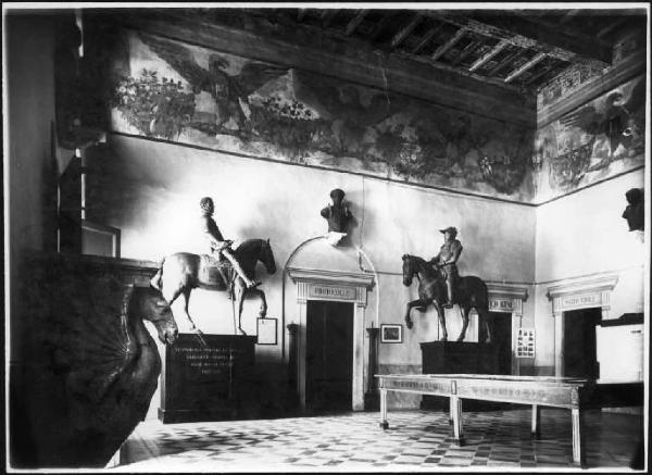 Sabbioneta - Palazzo Ducale - Sala delle Aquile - Statue equestri lignee