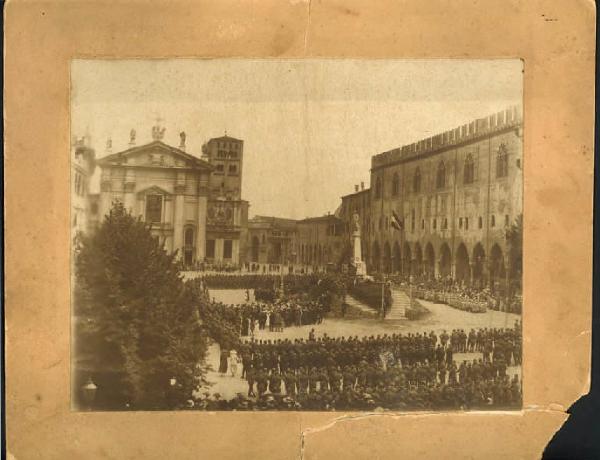 Mantova - Piazza Sordello - Celebrazione della vittoria della Prima guerra mondiale
