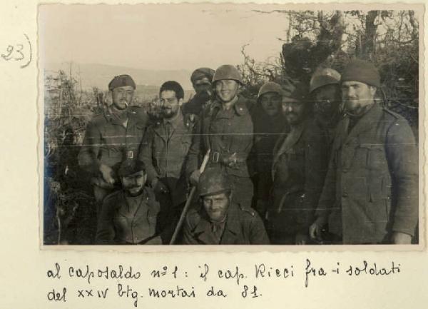 Seconda Guerra Mondiale - Caposaldo militare - Ritratto di gruppo maschile - Militari