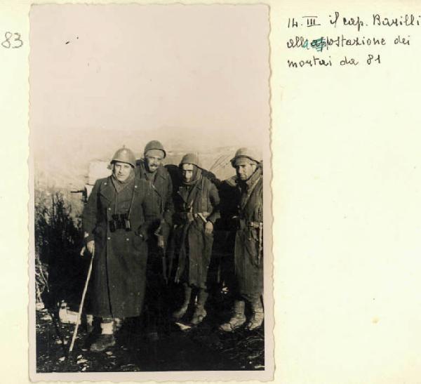 Seconda Guerra Mondiale - Postazione dei mortai - Ritratto di gruppo maschile - Militari - Capitano Barilli con tre soldati