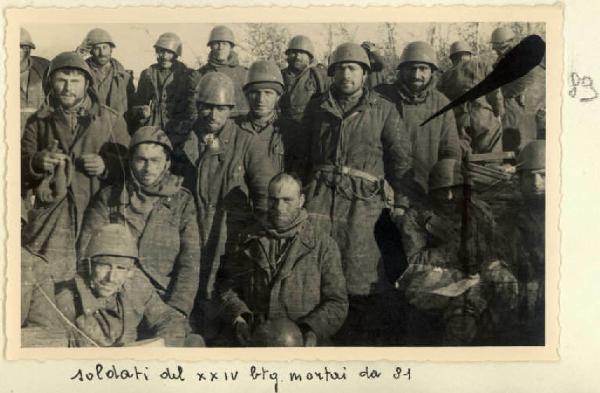 Seconda Guerra Mondiale - Ritratto di gruppo maschile - Militari del 24° battaglione mortai