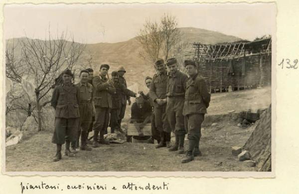 Seconda guerra mondiale - Accampamento militare - Ritratto di gruppo maschile - Piantoni, cucinieri e attendenti