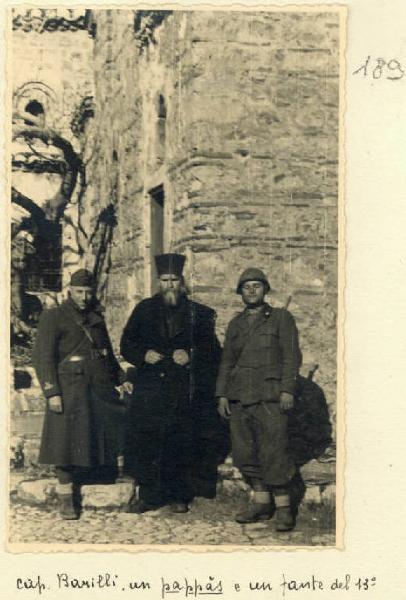 Seconda guerra mondiale - Ritratto di gruppo maschile - Due militari con monaco - Ohrid - Monastero di S. Naum
