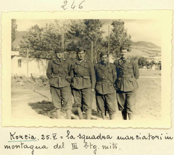 Seconda guerra mondiale - Ritratto di gruppo maschile - Militari - Squadra marciatori in montagna del III battaglione mitraglieri