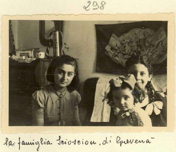Seconda guerra mondiale - Ritratto di gruppo - Ragazza con due bambine - Famiglia Scioscion