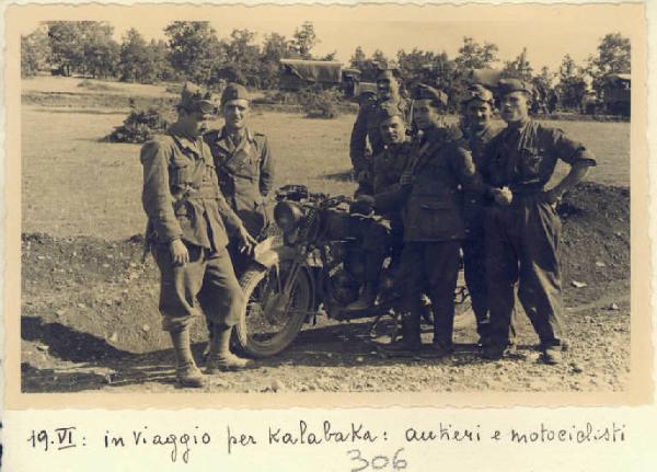 Seconda guerra mondiale - Ritratto di gruppo maschile - Militari - Autieri e motociclisti